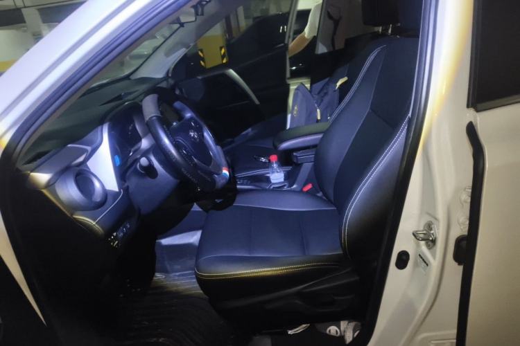 Used Toyota RAV4 2019 2.0L CVT Two-Wheel Drive Luxury Version China VI Standard
