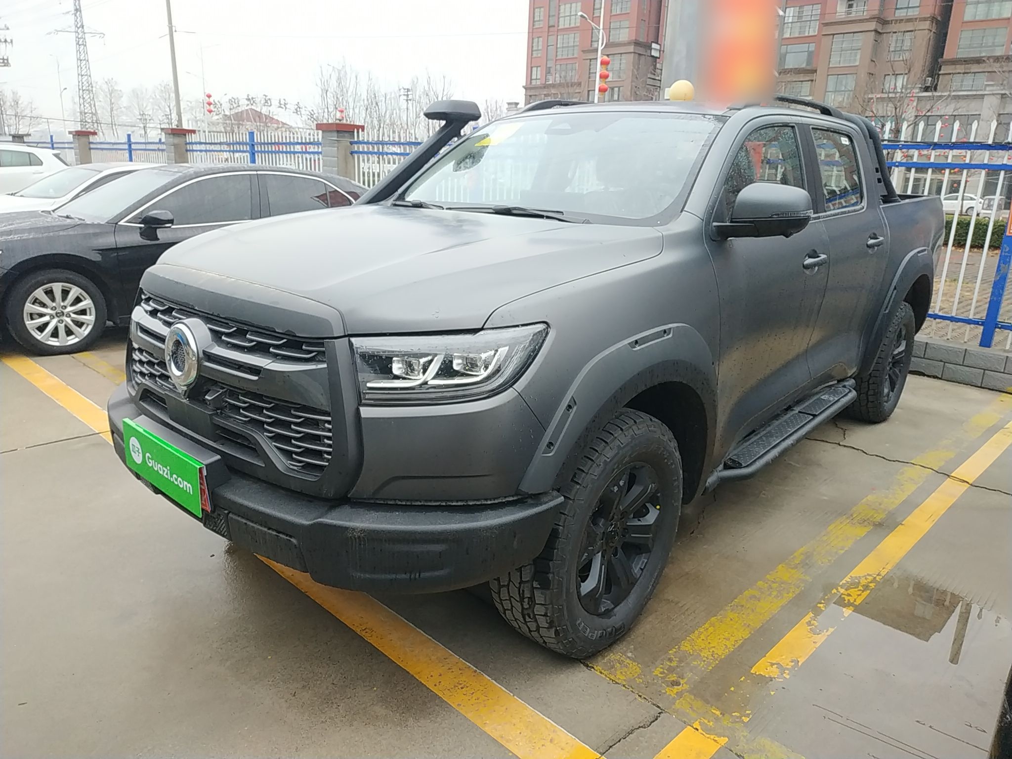 Под передней частью автомобиля