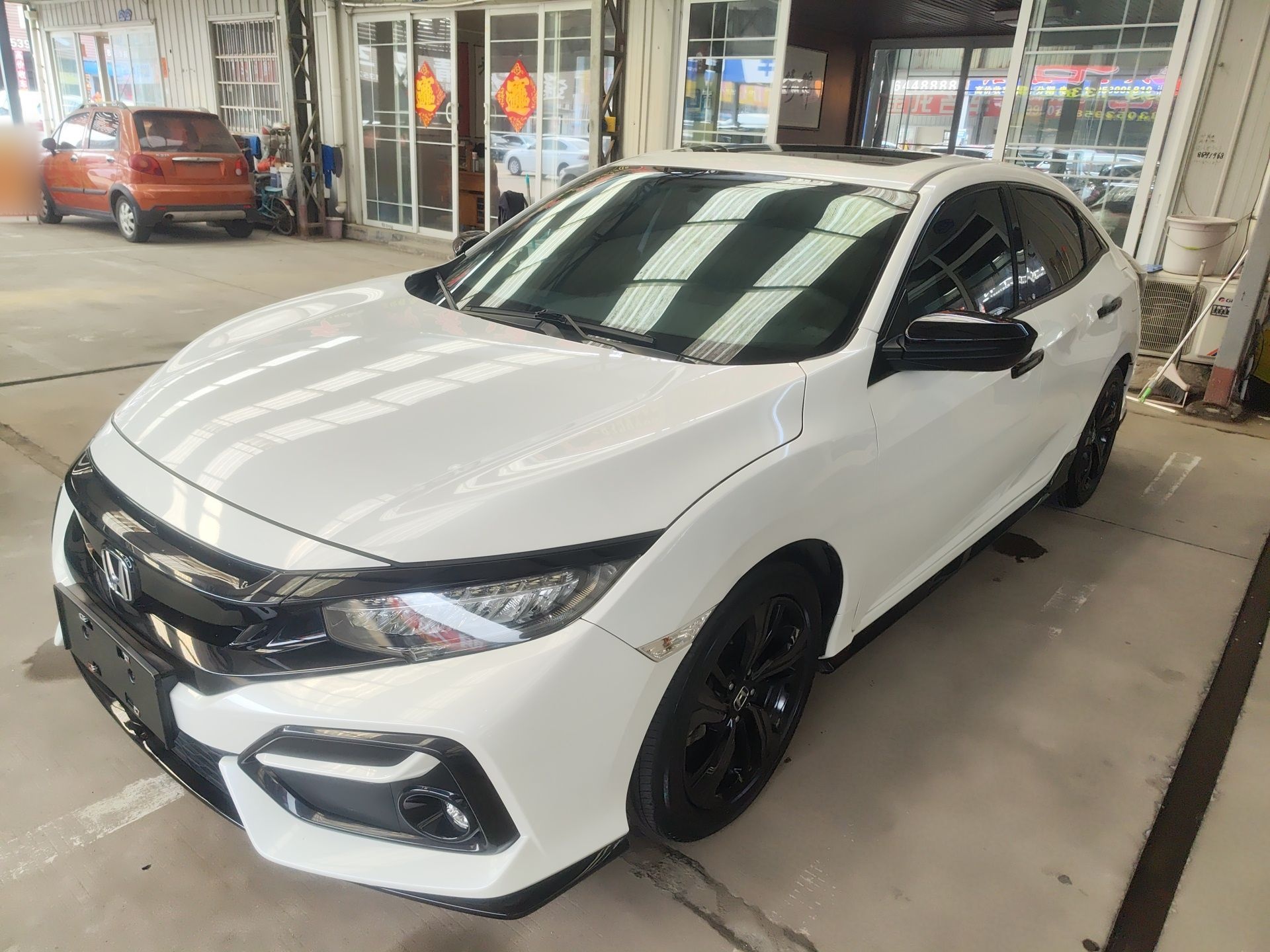 Под передней частью автомобиля