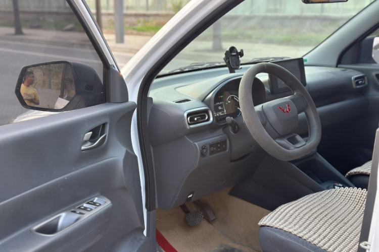 Used Wuling Hongguang New Energy 2025 Extended-Range Hybrid 50KM Comfort Version Interior 1