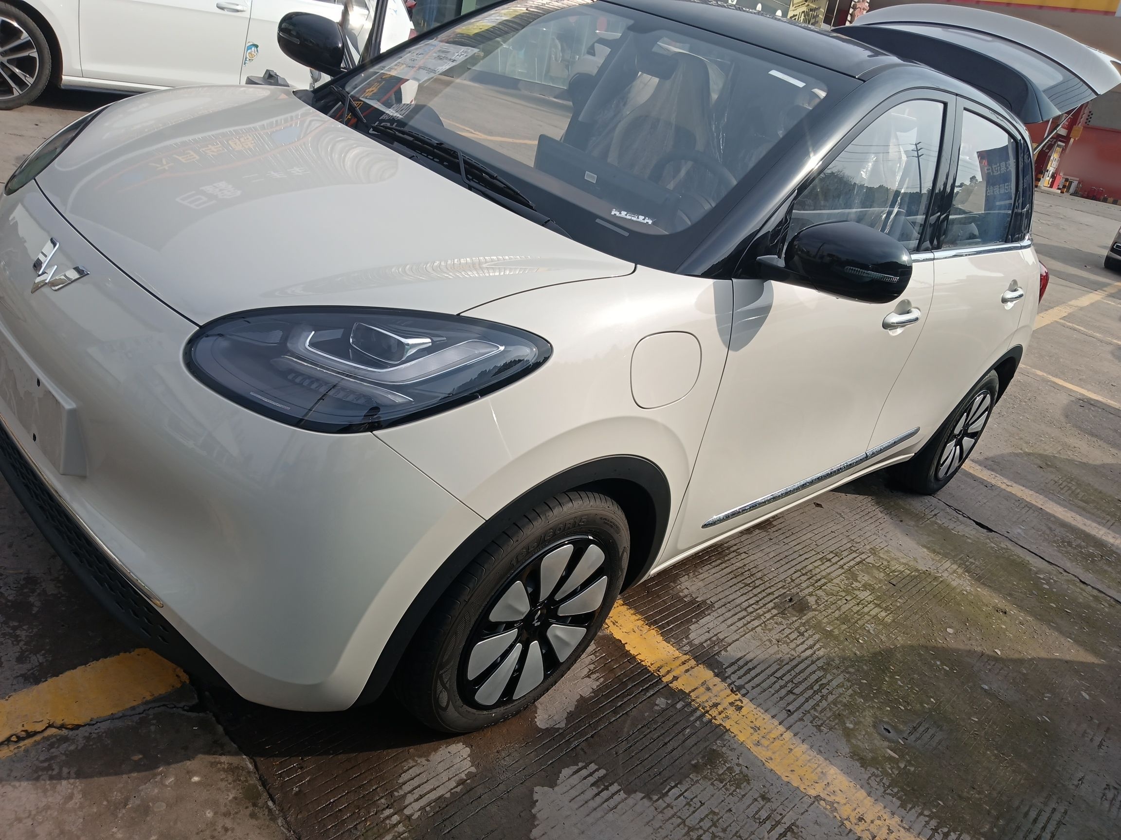 Под передней частью автомобиля