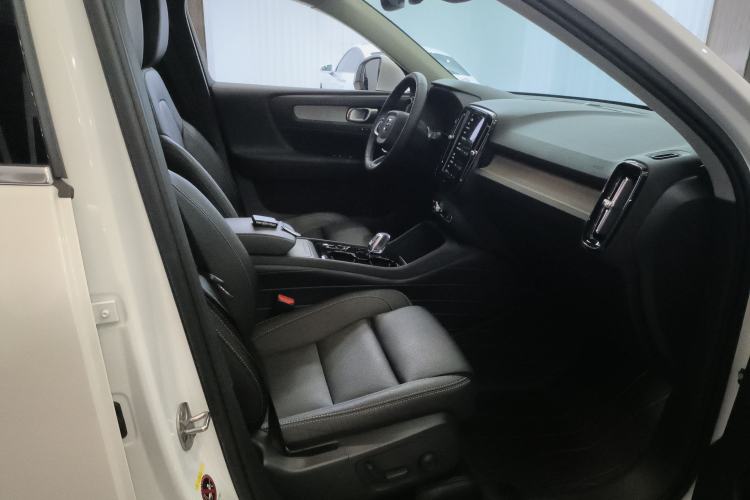 Used Volvo XC40 2024 B4 4x4 Smart Luxury Edition

