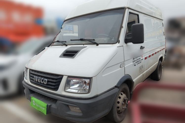 Used Iveco Daily 2020 2.8T V35 Box Truck with Dual Tires Low Roof 3 Seats China VI Emission Standard
