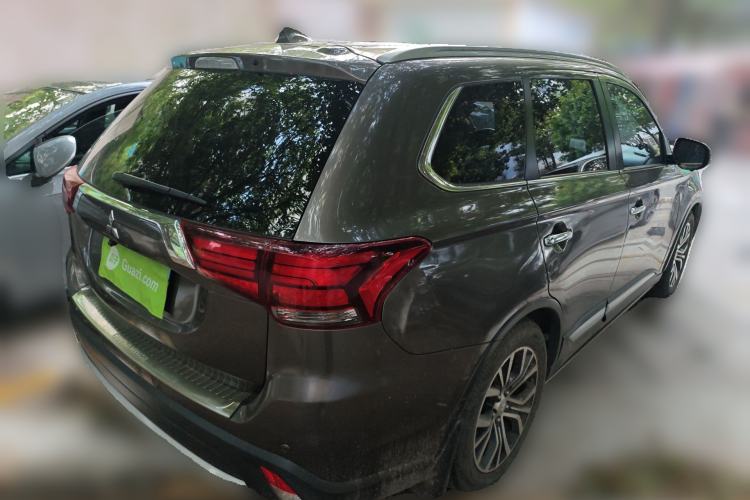 Used Mitsubishi Outlander 2016 2.4L 4x4 Elite Edition 7-Seater Rear Right 45 Deg