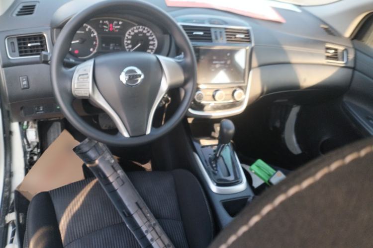 Used Nissan Tiida 2016 1.6L CVT Cool Dynamic Edition Center Console