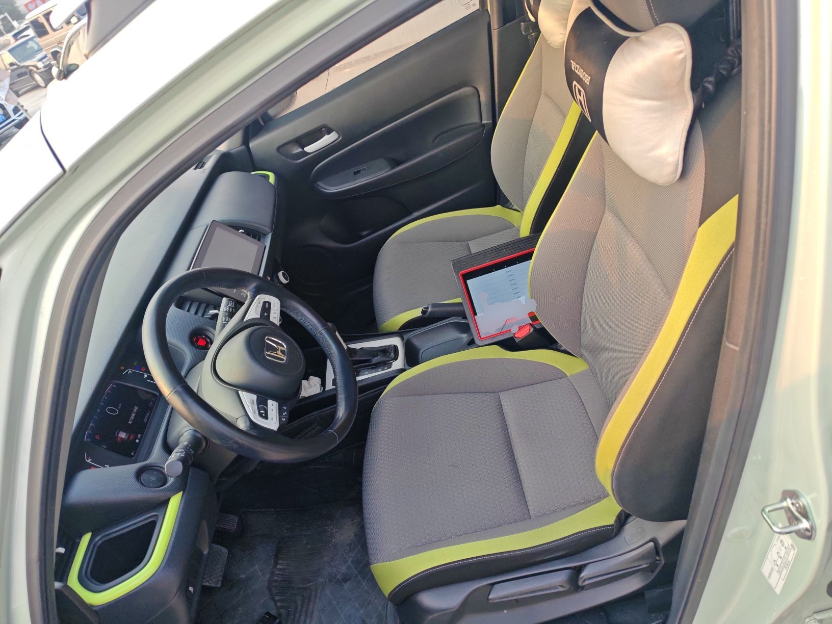 المقاعد الأمامية داخل السيارة