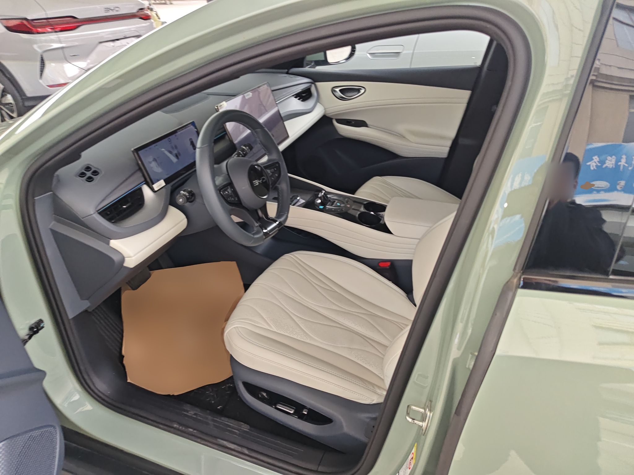 المقاعد الأمامية داخل السيارة