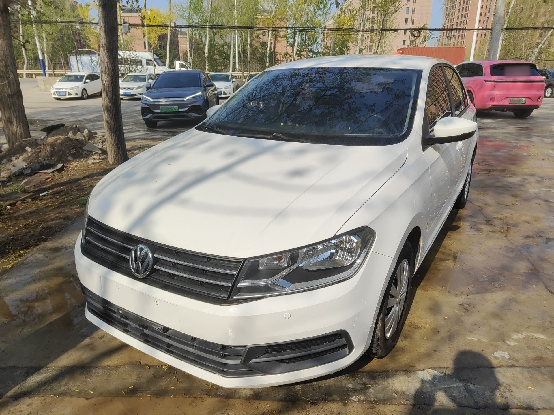 تحت مقدمة السيارة