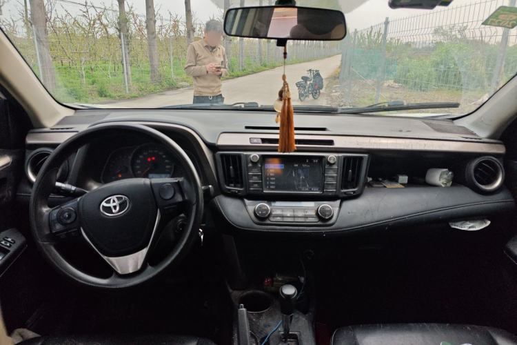 Used Toyota RAV4 2015 2.0L CVT Two-Wheel Drive Fashion Edition Center Console