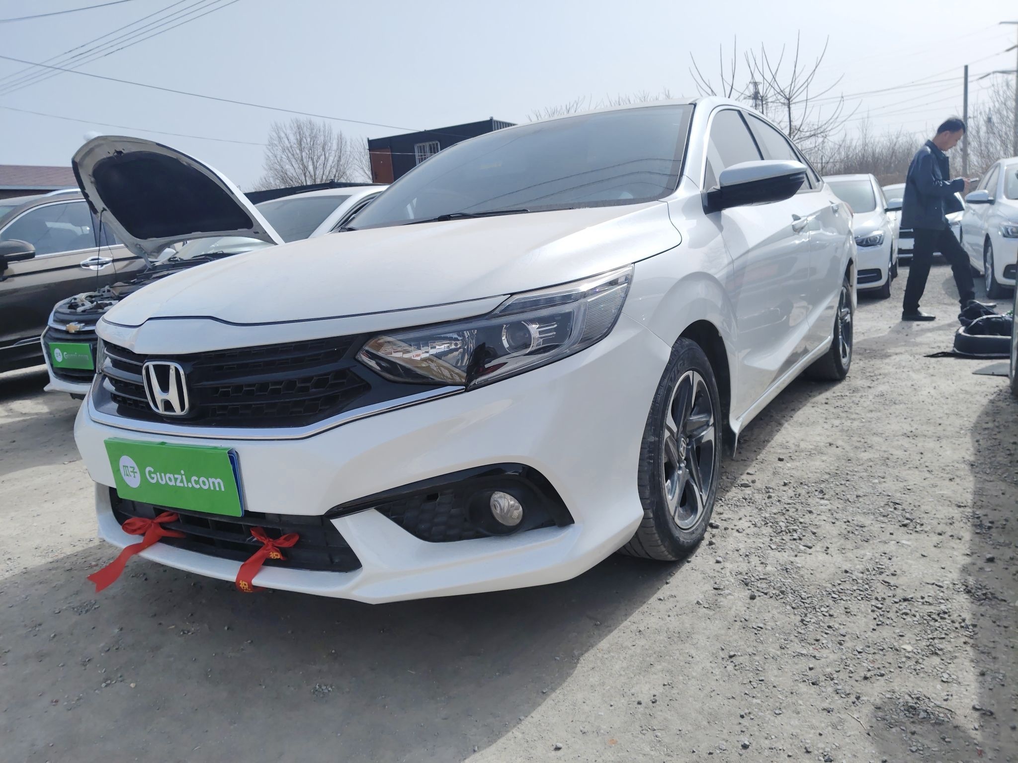 تحت مقدمة السيارة