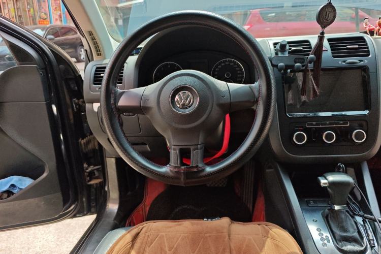 Used Volkswagen Sagitar 2011 1.6L Automatic Comfort Edition Steering Wheel