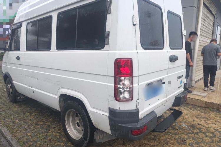 Used Iveco Daily 2021 2.5T A35 M1 Passenger Van 5-9 Seater Short Wheelbase Mid-Roof Design Dual Tires Manual Doors
