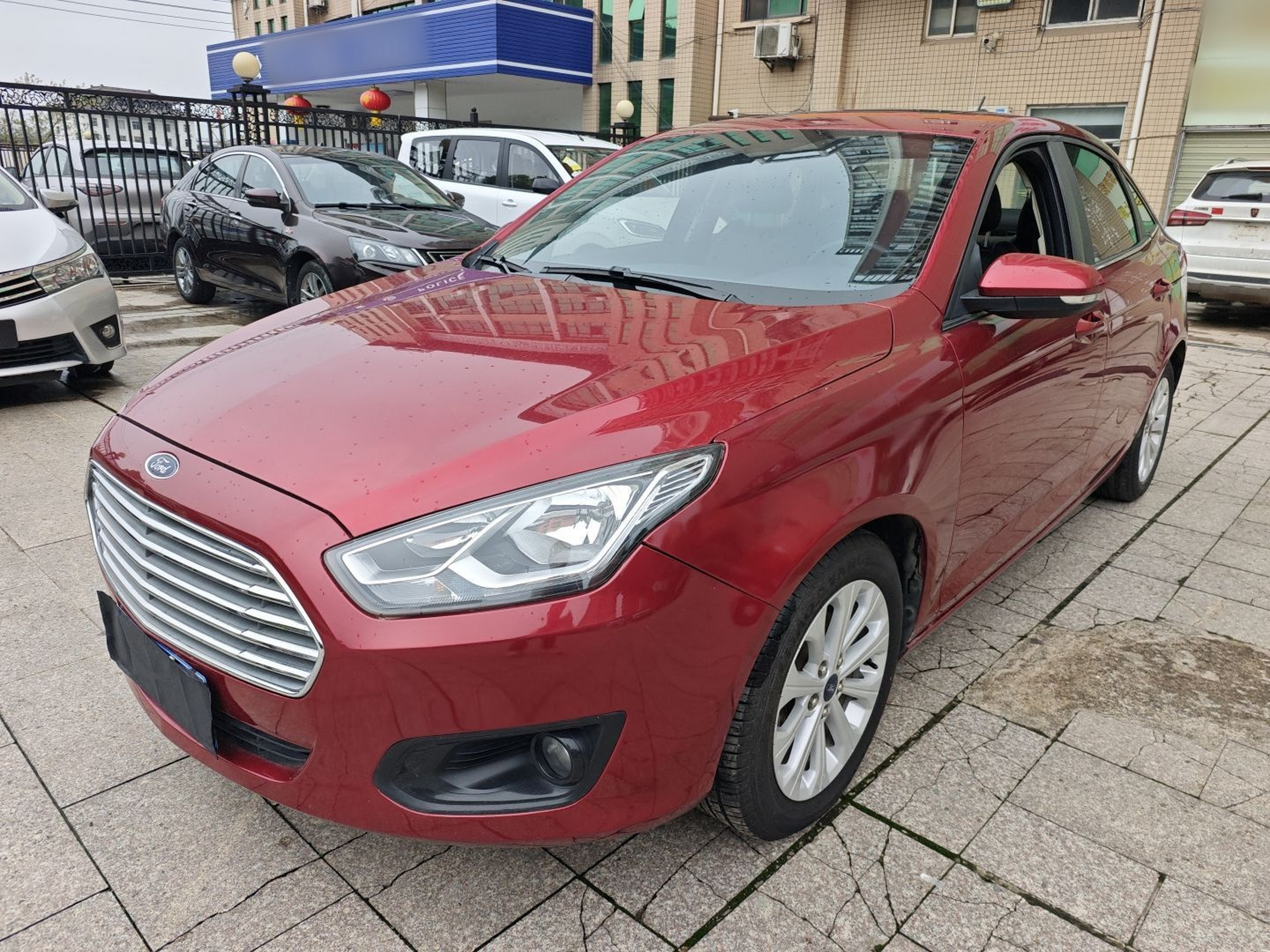 تحت مقدمة السيارة