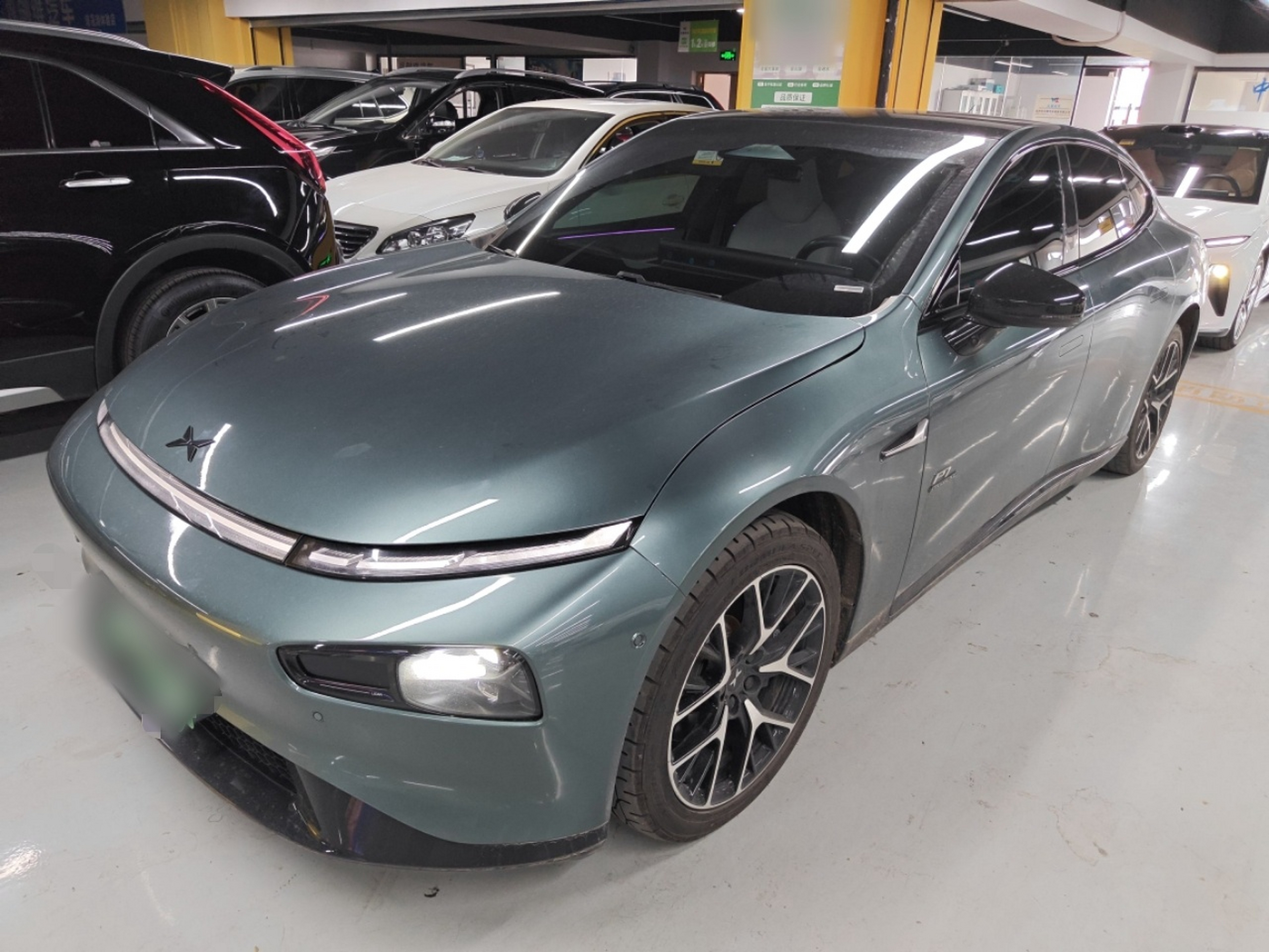 Под передней частью автомобиля