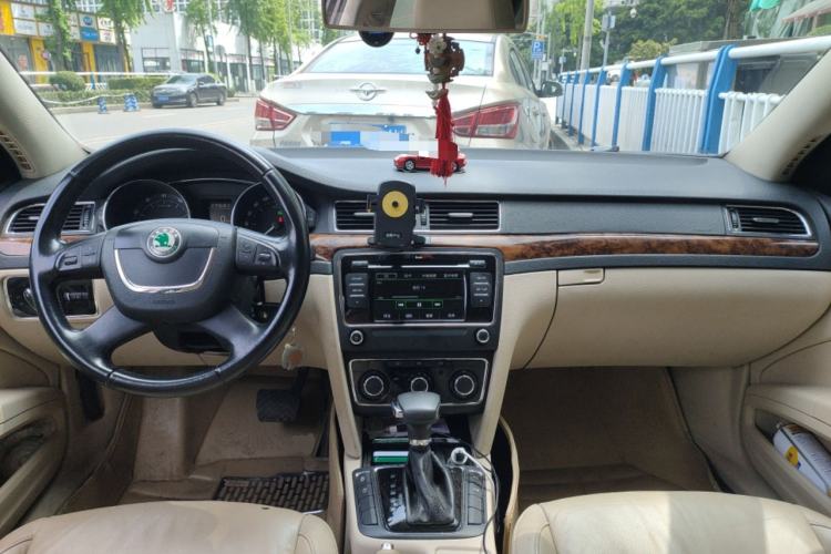 Used Skoda Superb 2012 1.8TSI Automatic Elegant Edition Center Console