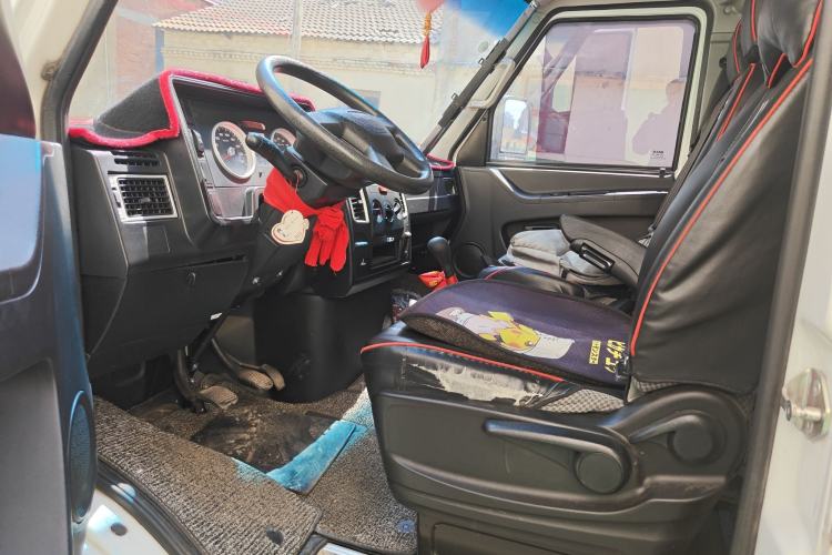 Used Iveco Daily 2021 2.5T A35 M1 Passenger Van 5-9 Seater Short Wheelbase Mid-Roof Design Dual Tires Manual Doors