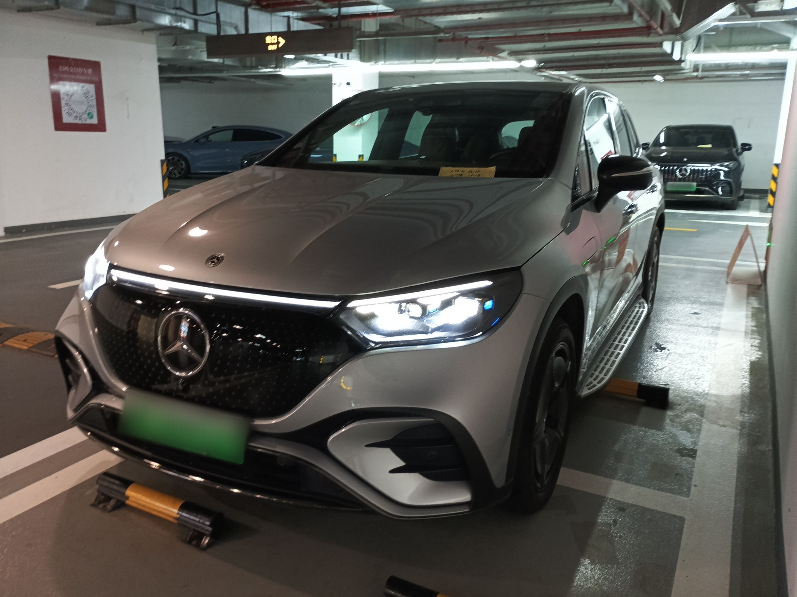 Под передней частью автомобиля