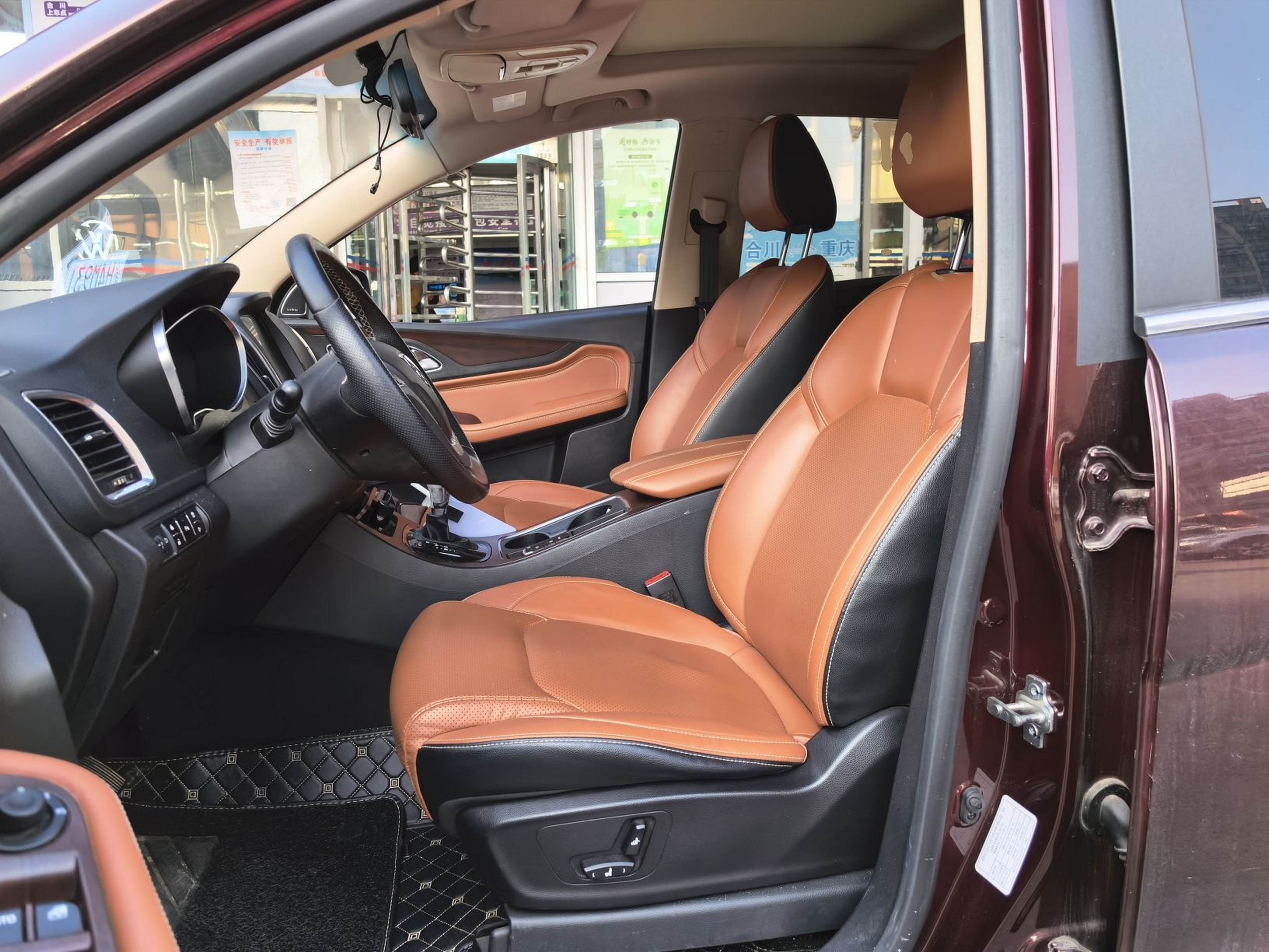 المقاعد الأمامية داخل السيارة