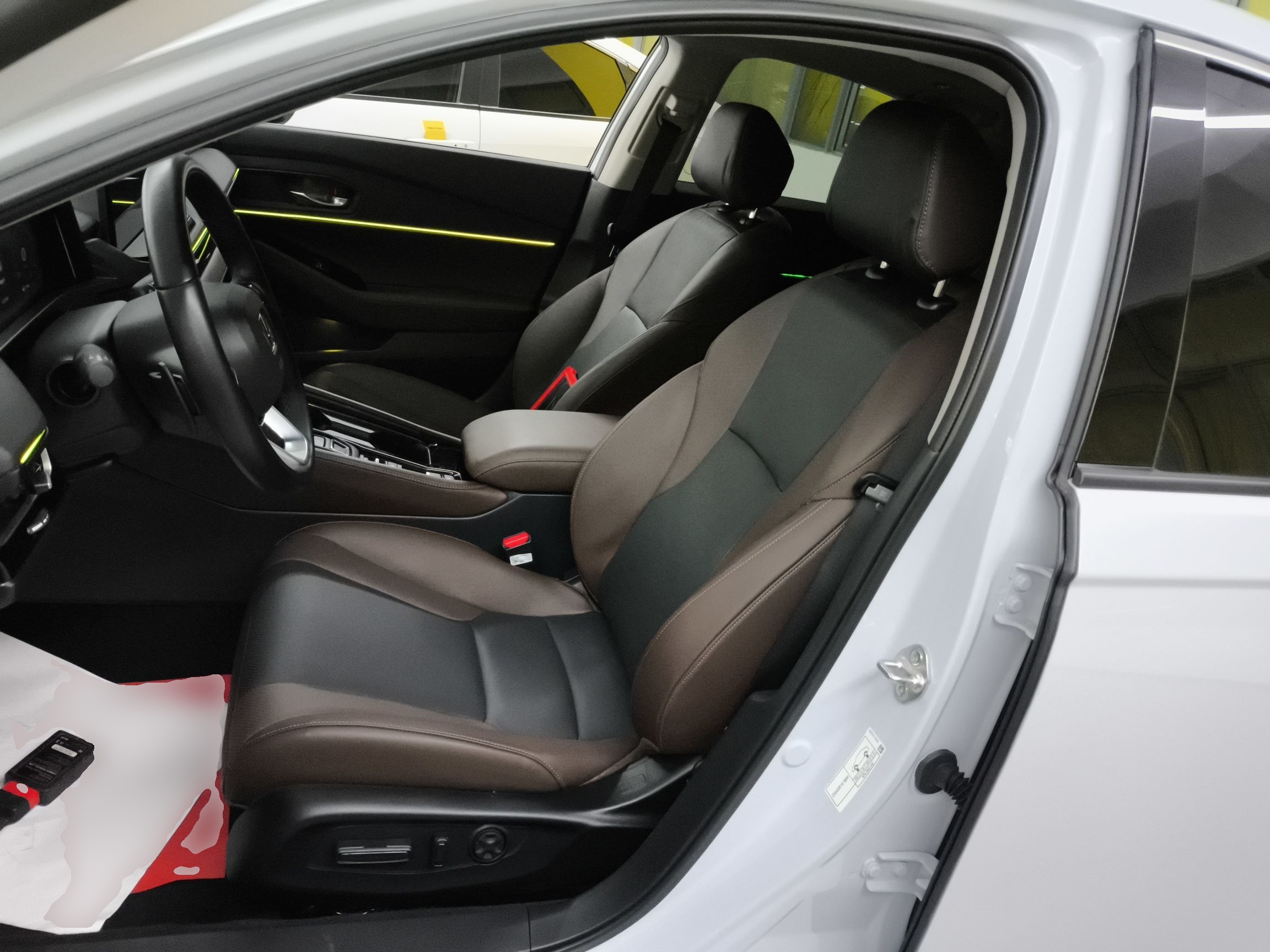 Переднее сиденье в автомобиле