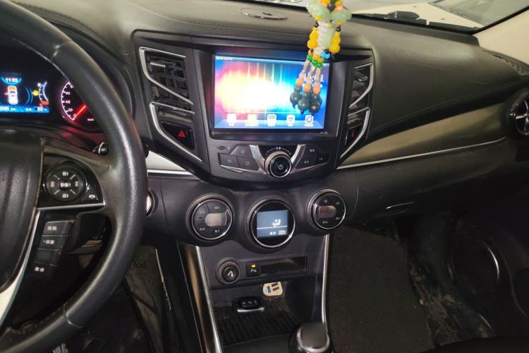 Used BYD Song 2016 GaiShi Edition 1.5TI Manual Elite Model Center Console