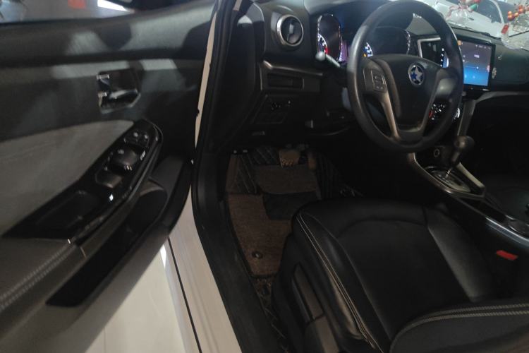 Used Venucia T70 2016 2.0L CVT Smart Choice Edition
