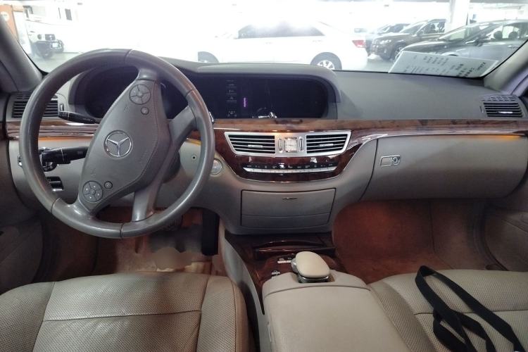 Used Mercedes-Benz S-Class 2010 S 350 L Luxury Model Center Console