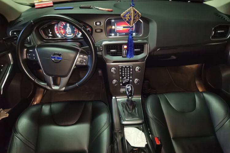 Used Volvo V40 2015 1.6T Zhiyi Edition
