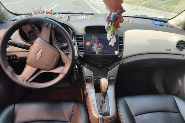 Used Chevrolet Cruze 2015 1.5L Classic SE AT Center Console