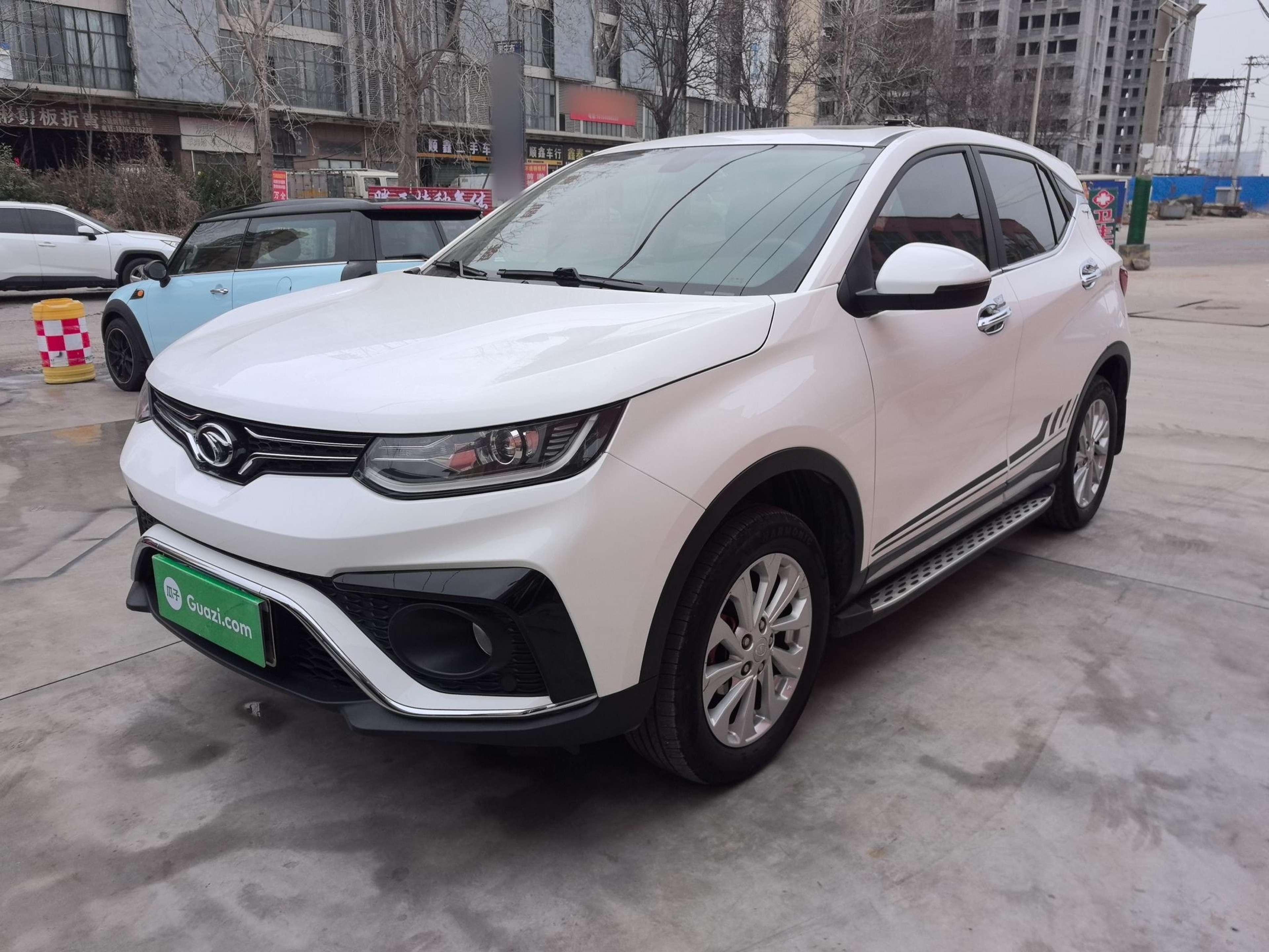 Под передней частью автомобиля
