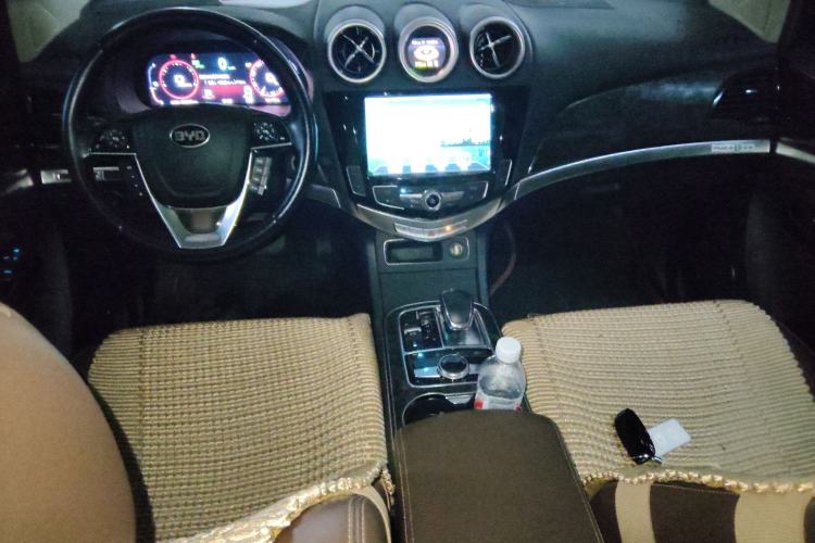 Used BYD Tang 2015 2.0T Four-Wheel-Drive Flagship Model Center Console