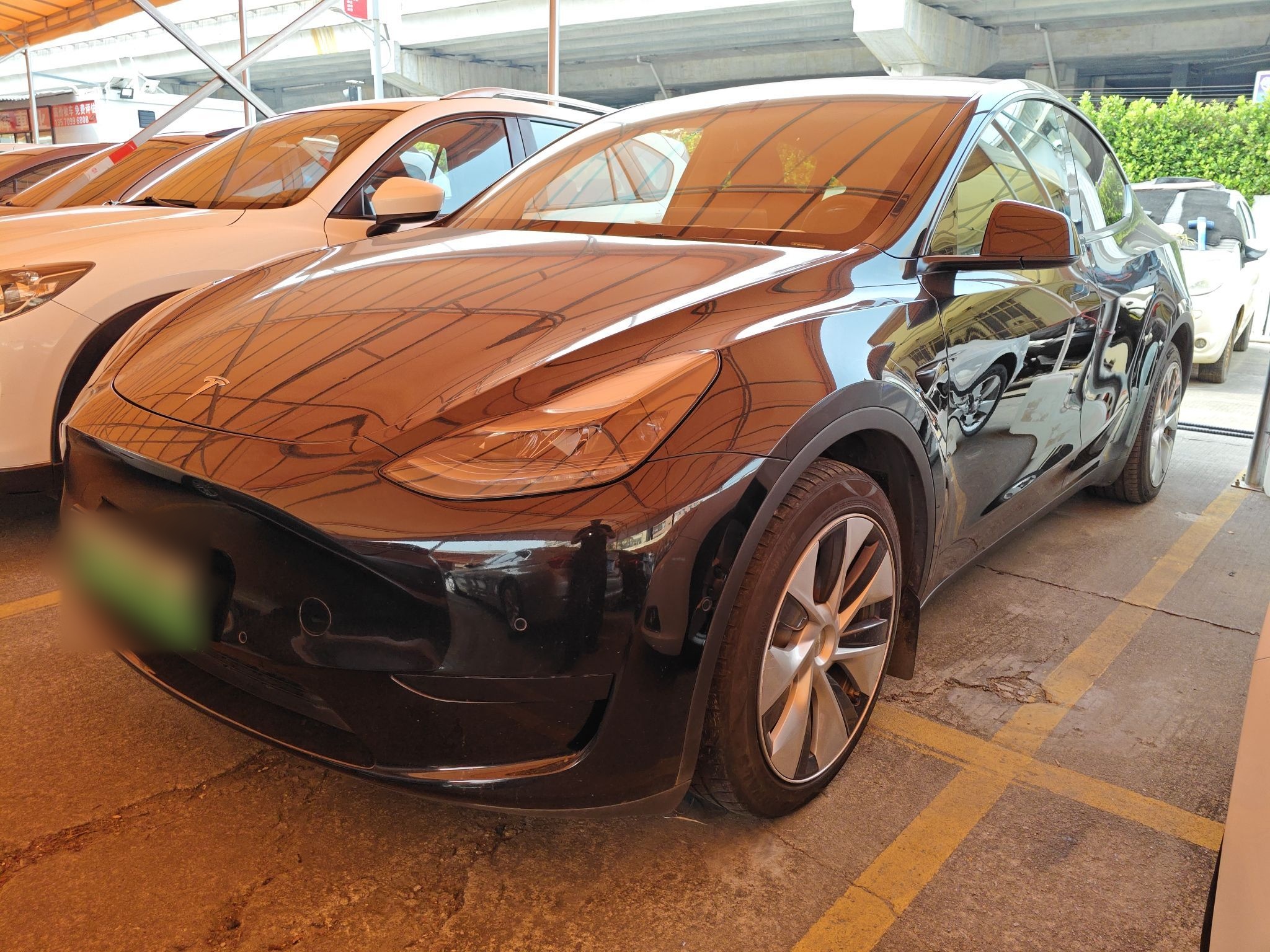 Под передней частью автомобиля