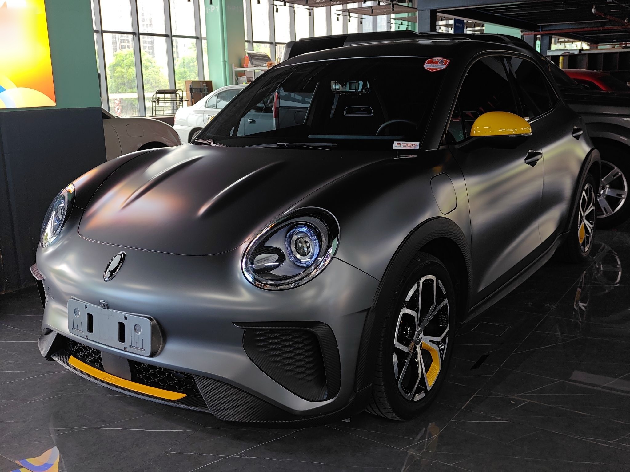 Под передней частью автомобиля