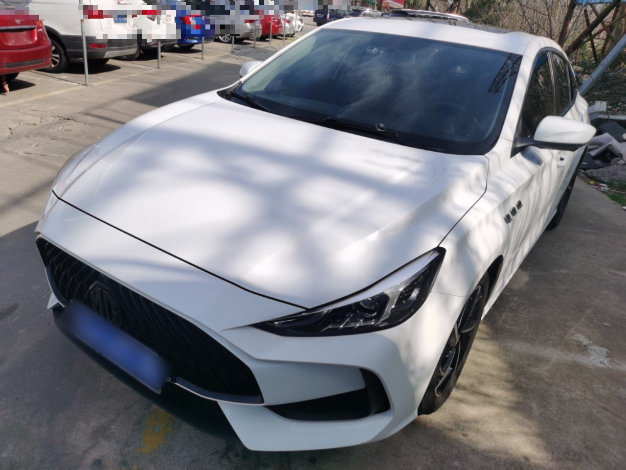 Под передней частью автомобиля