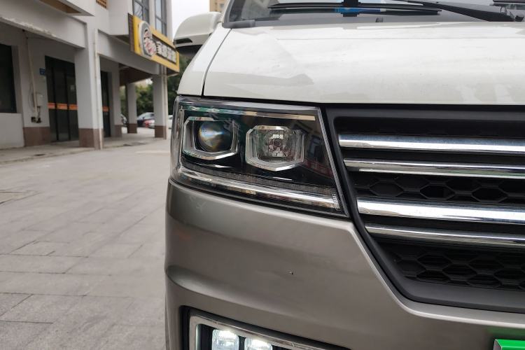 Used Jinbei New Hiace S 2023 1.5L Wealth Edition Passenger Van 5/6/7-Seater Central Air Conditioning Version SWC15M Right Front Headlight