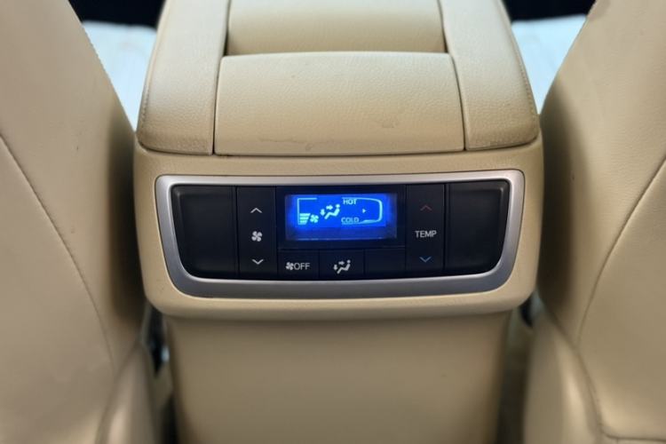 Used Toyota Highlander 2021 2.0T Two-Wheel Drive Elite Version 7-Seater Interior 2