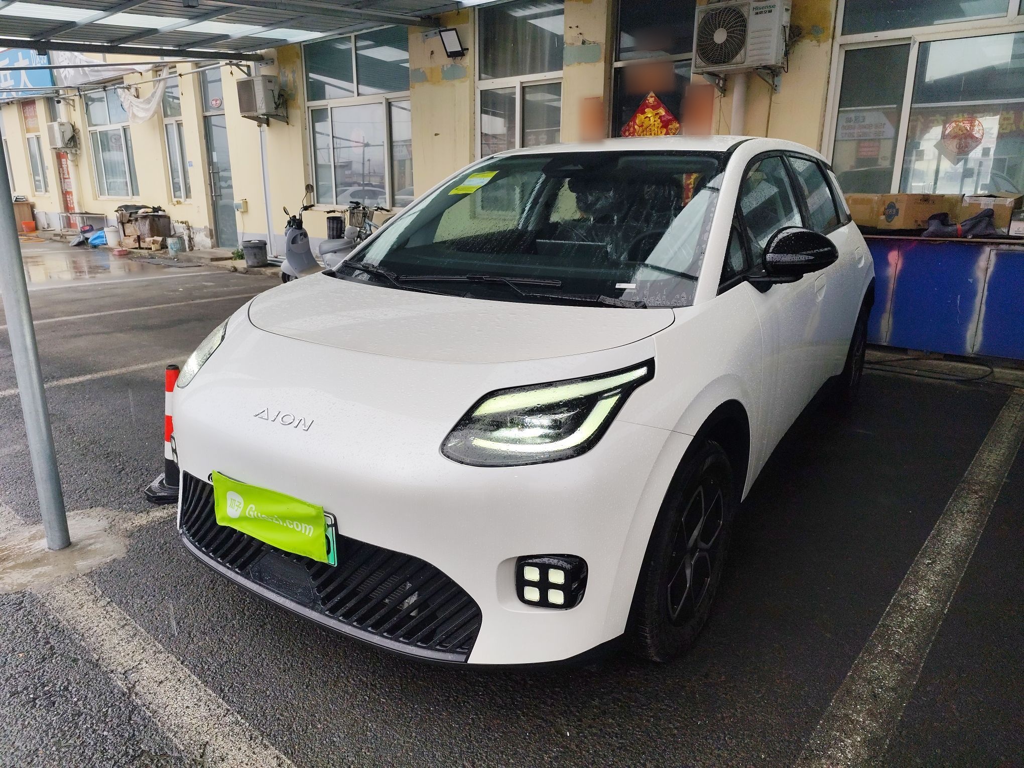 تحت مقدمة السيارة