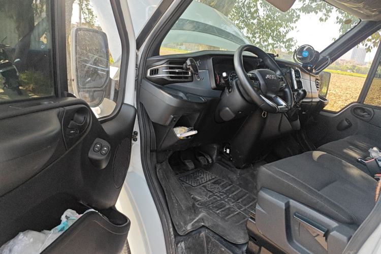 Used JMC Fushun 2023 2.0T Manual Mid-Drive Mid-Roof Commercial Multi-Purpose 7-Seater Passenger Vehicle
