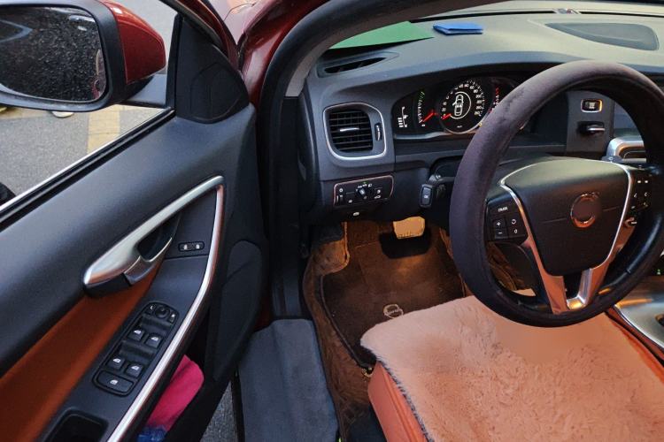 Used Volvo S60 2015 S60L 2.0T Zhiyuan Edition
