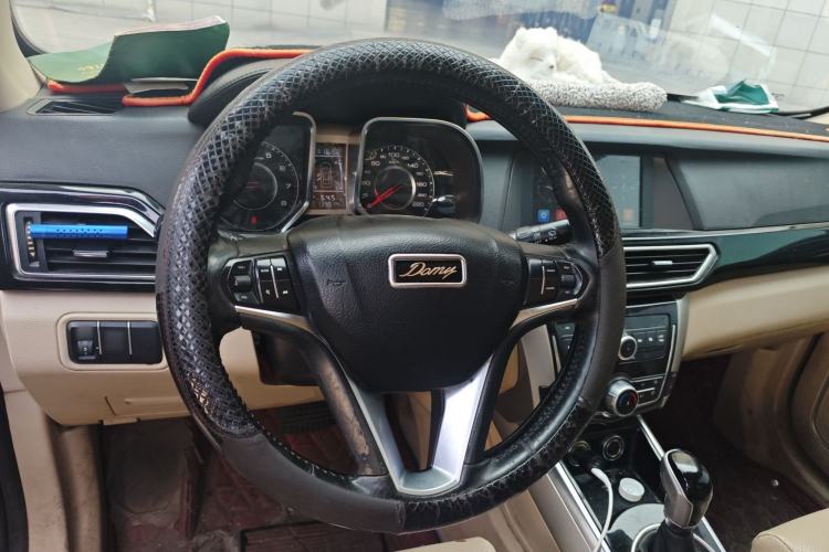 Used Zotye Domy X5 2017 Upgraded Model 1.5T CVT ZHANG GUI Version Steering Wheel
