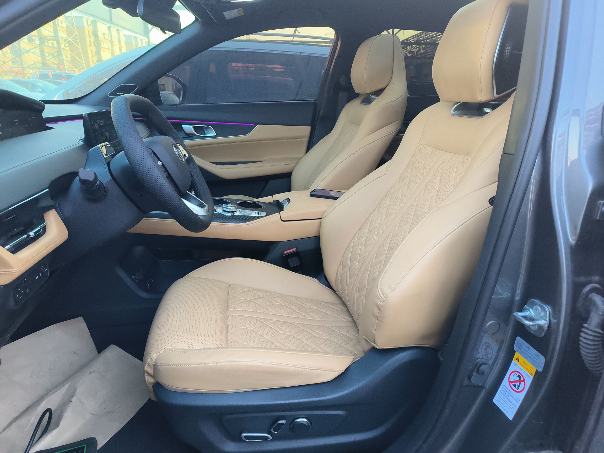 المقاعد الأمامية داخل السيارة