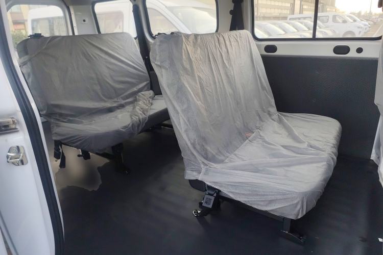 Used Wuling Yangguang 2024 300KM Comfort Version Passenger Van 75kW