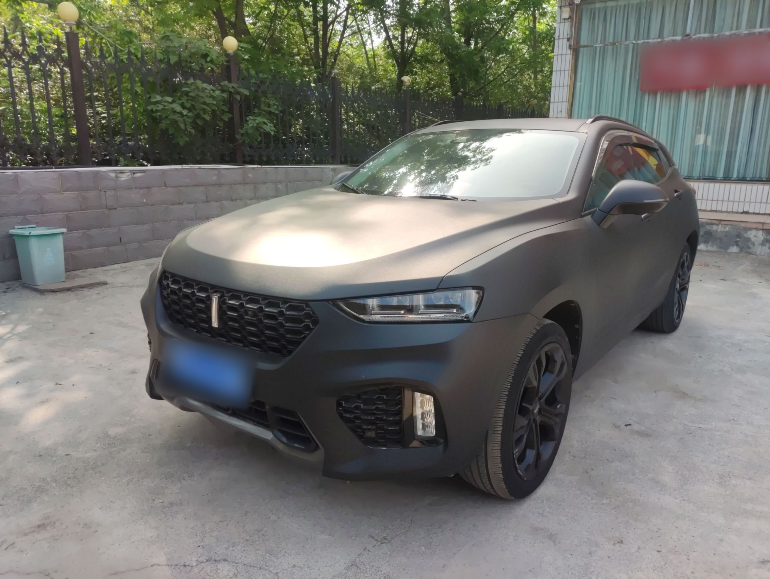 Под передней частью автомобиля