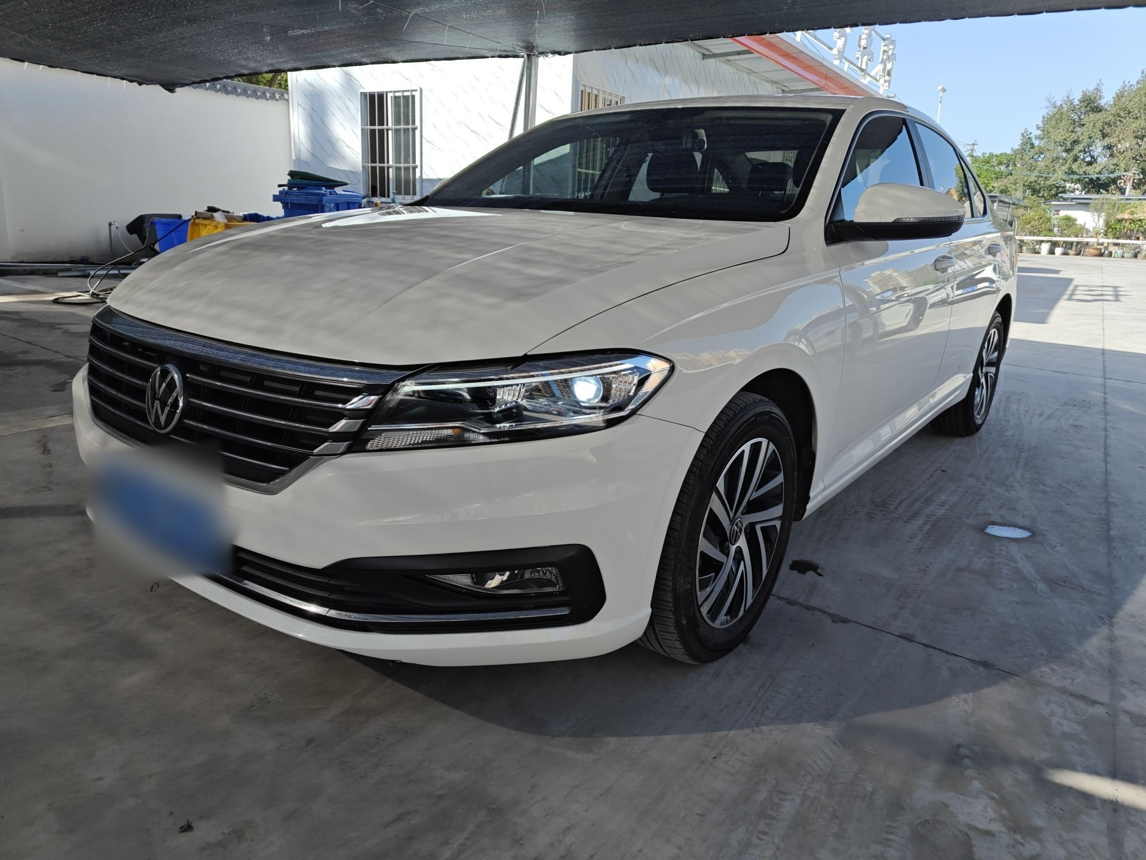 تحت مقدمة السيارة