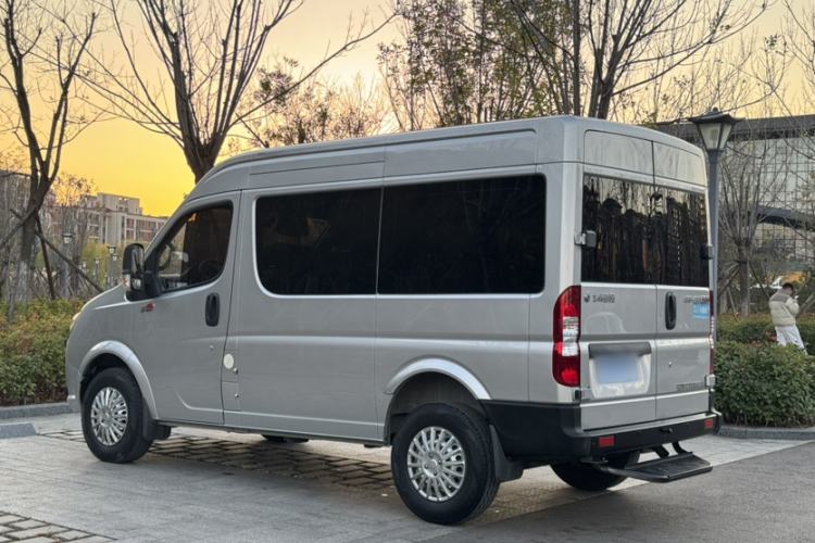 Used Dongfeng Yufeng Yufeng 2020 2.3T Economy Logistics Vehicle Short Wheelbase Mid-Roof Design 5-9 Seats WP2.3