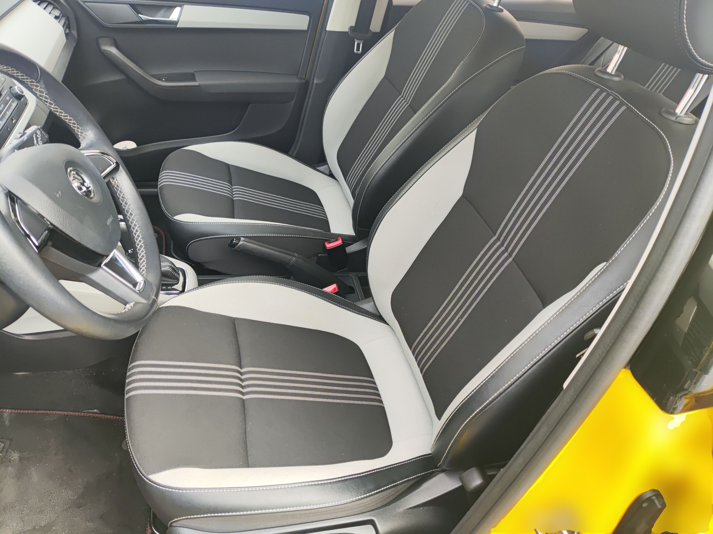 المقاعد الأمامية داخل السيارة