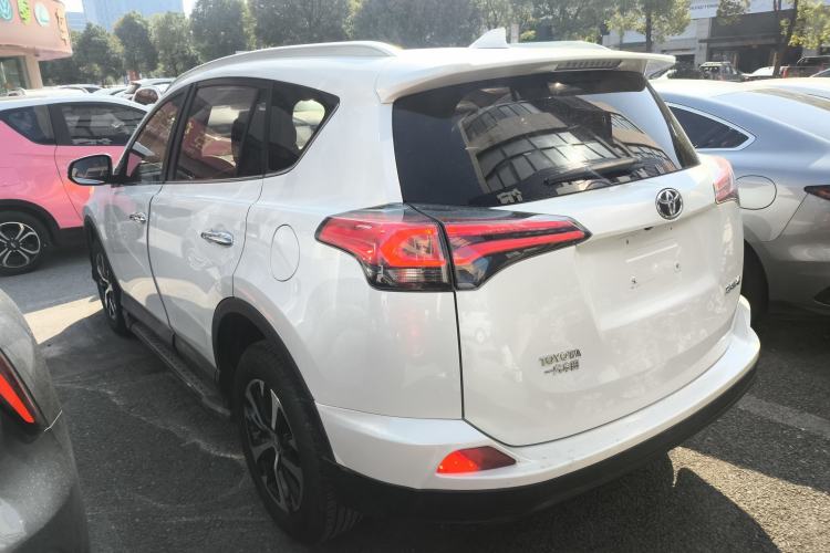 Used Toyota RAV4 2016 2.0L CVT Two-Wheel Drive Fashion Edition China V Standard
