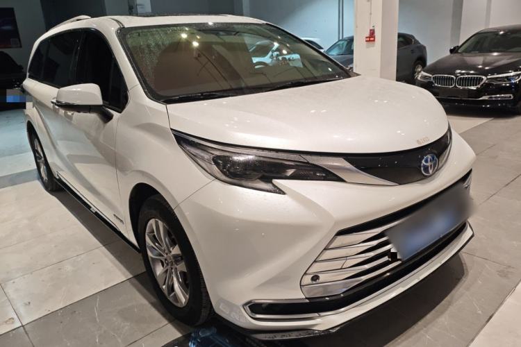 Used Toyota SIENNA 2021 2.5L Hybrid Platinum Edition Front Right 45 Deg