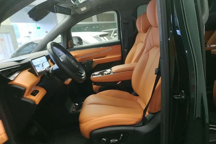 Used Geely Galaxy LEVC L380 2024 140-Degree 6-Seater All-Wheel-Drive Ultra
