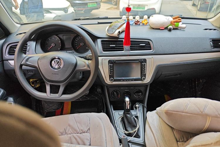 Used Volkswagen Lavida 2015 1.6L Automatic Fashion Edition Center Console