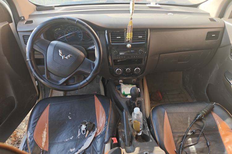Used Wuling Rongguang V 2016 1.5L Standard Version Center Console
